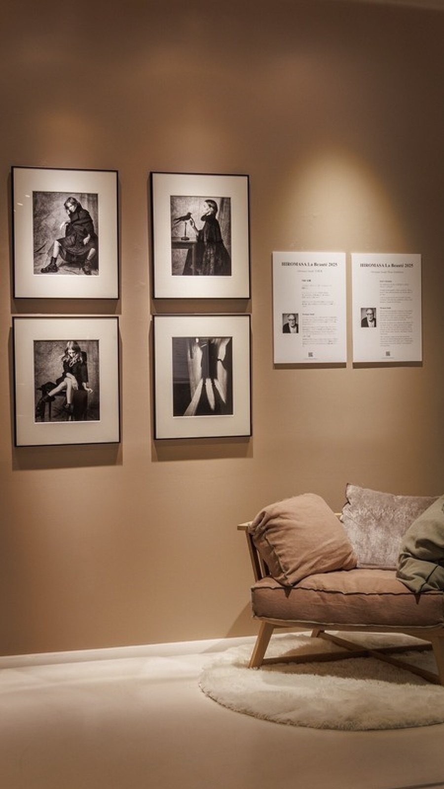 写真作品とソファを合わせた展示