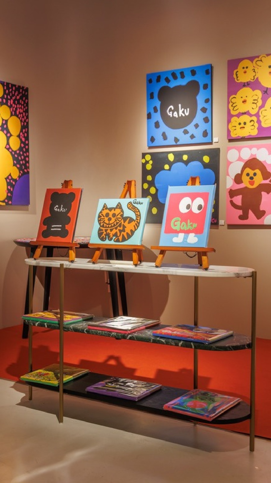 作品と小さな立体作品の展示