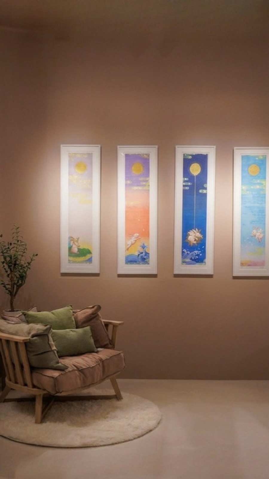 連作とチェア、ラグを合わせた展示