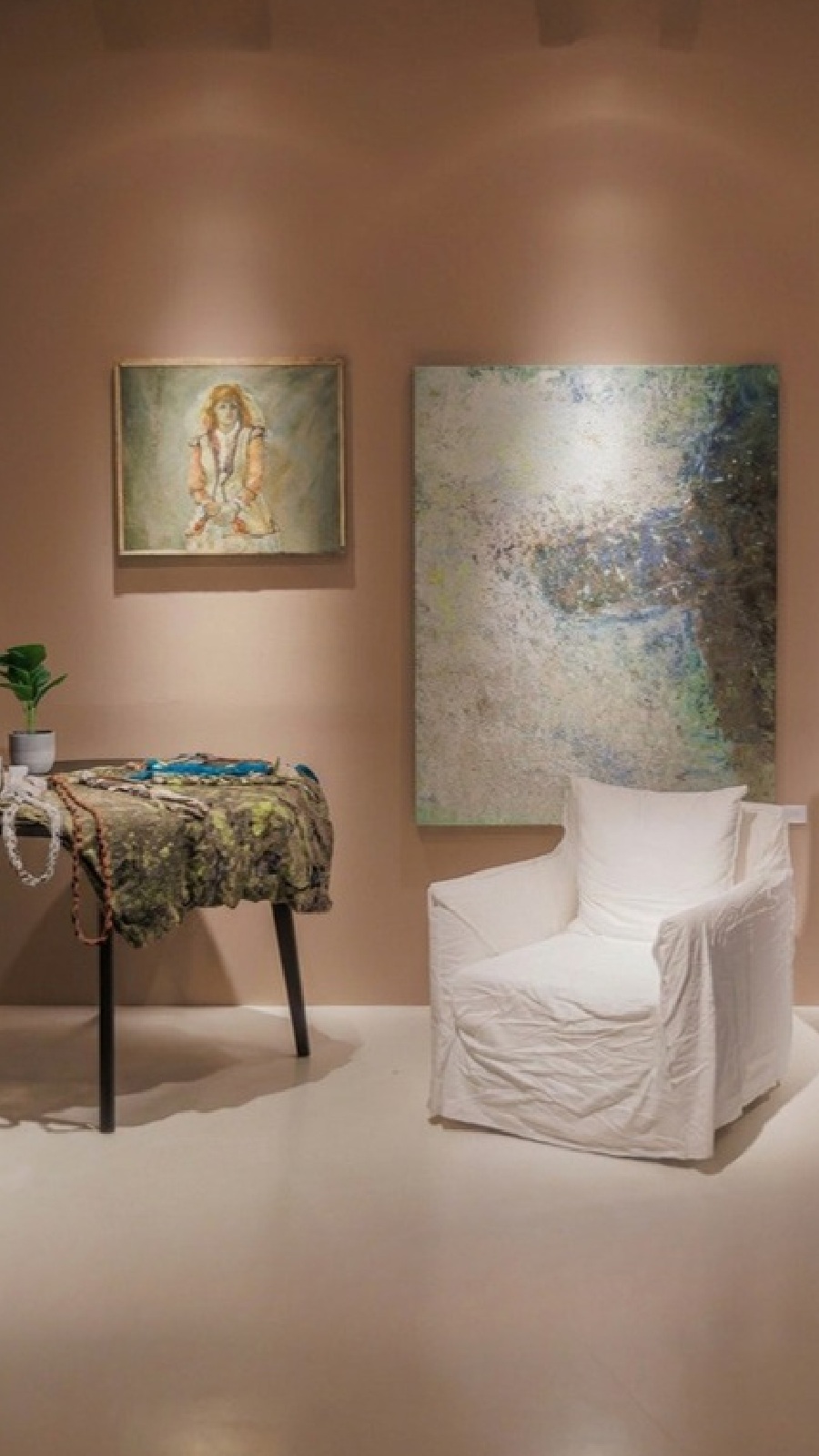 絵画とファブリックの組み合わせ