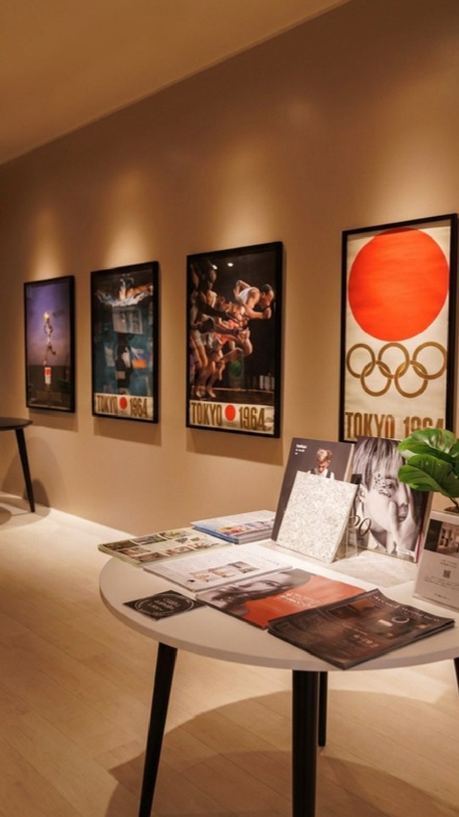 ポスターとテーブルを組み合わせた展示
