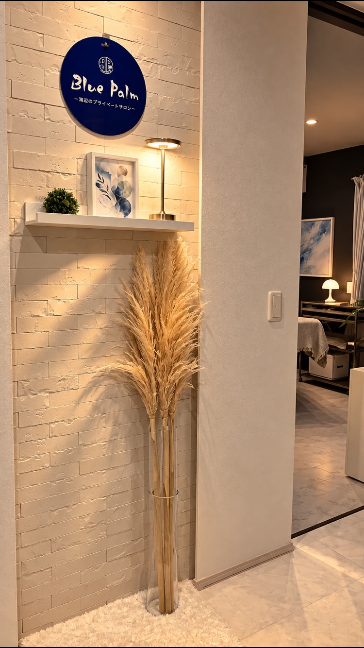 Blue Palm / 入口から施術室へ